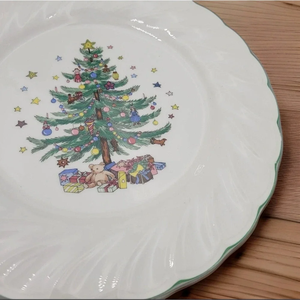 Nikko Happy Holidays Christmas Swirl Dinner Plates 10.75